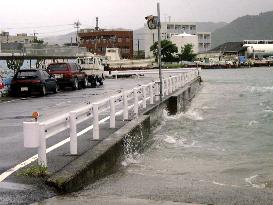 Powerful typhoon may hit western Japan on Tues. or Wed.